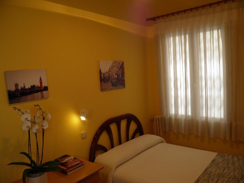 Hostal Angelines Madrid Habitación foto