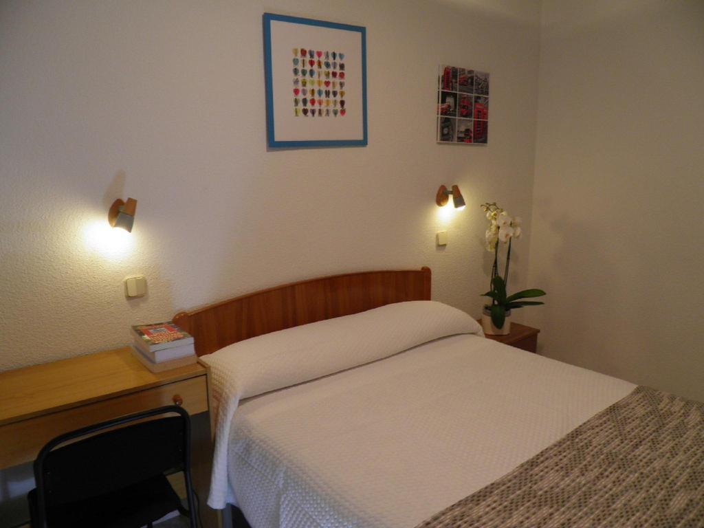 Hostal Angelines Madrid Habitación foto
