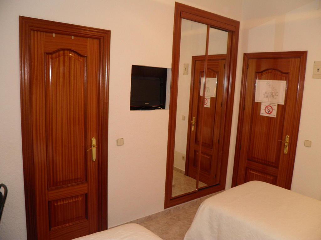 Hostal Angelines Madrid Habitación foto