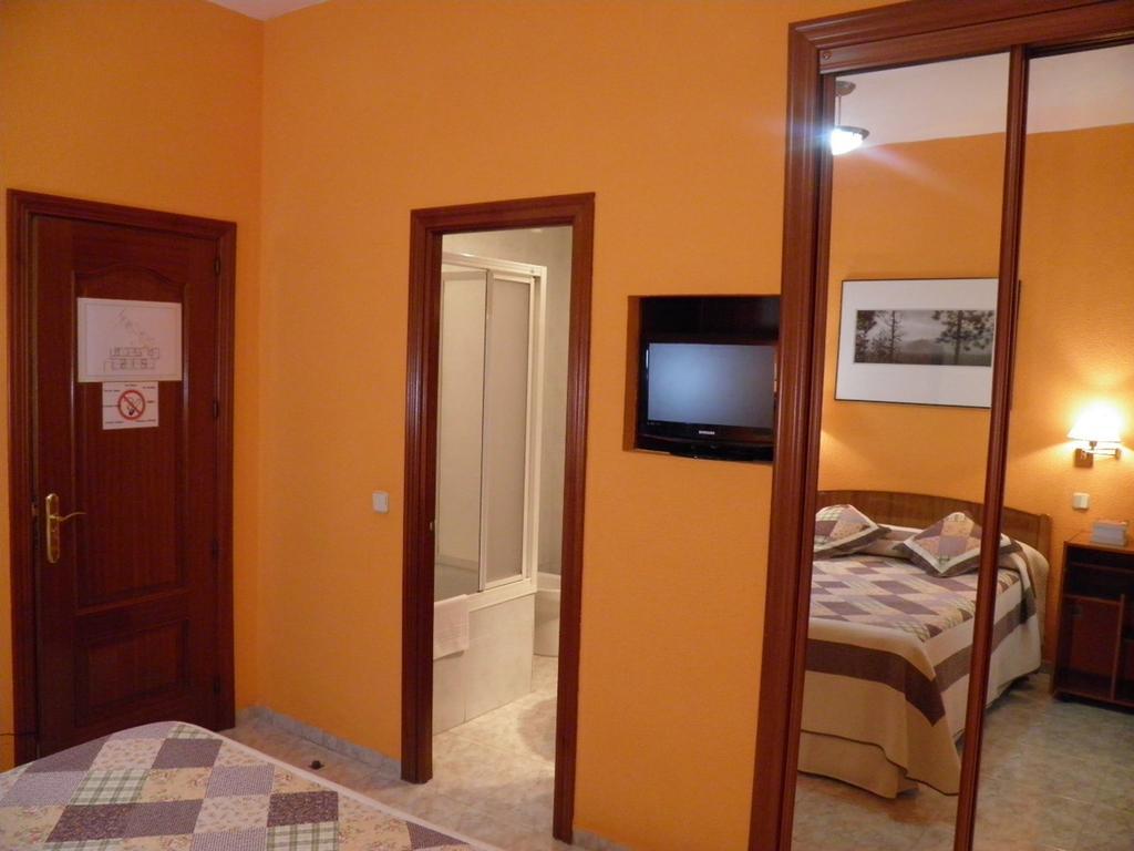 Hostal Angelines Madrid Habitación foto