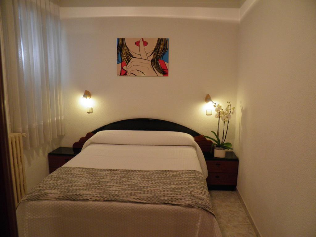 Hostal Angelines Madrid Habitación foto