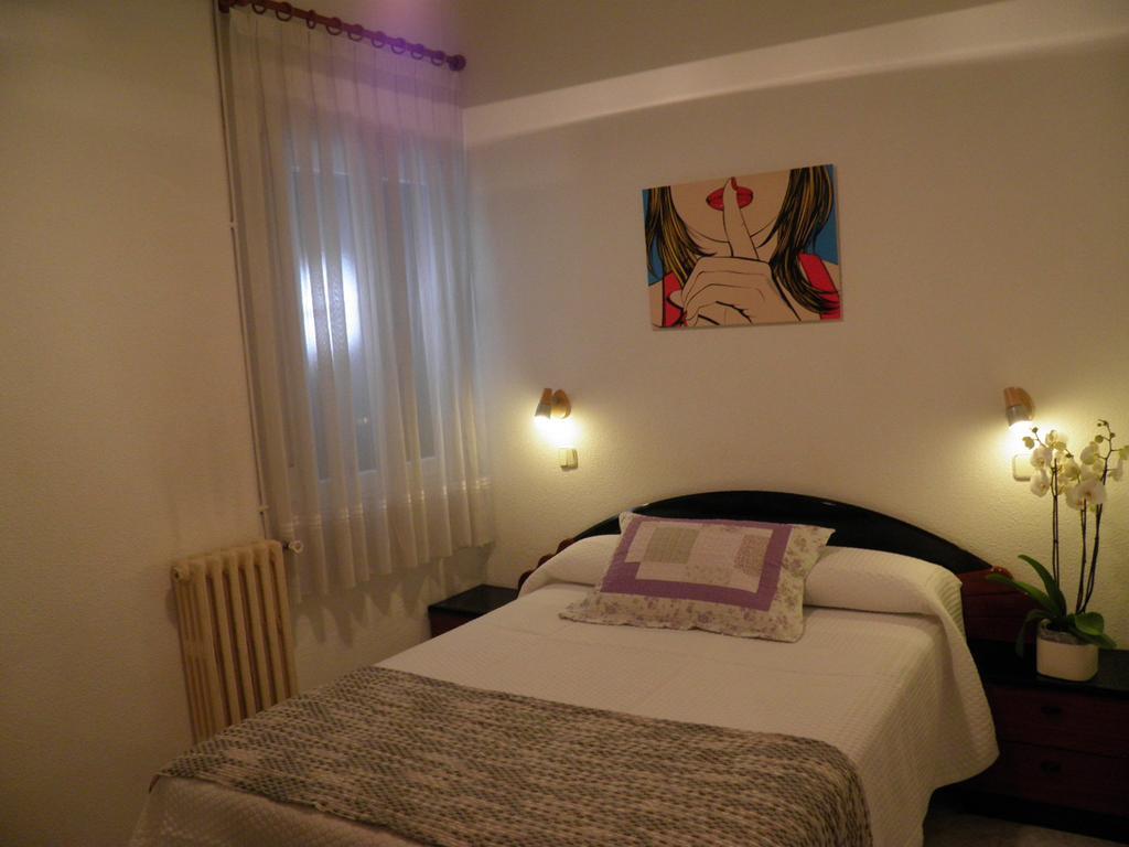 Hostal Angelines Madrid Habitación foto