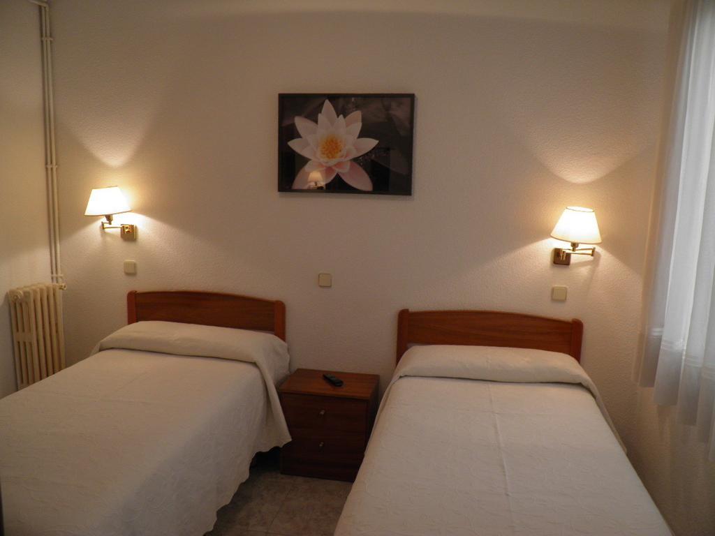 Hostal Angelines Madrid Exterior foto