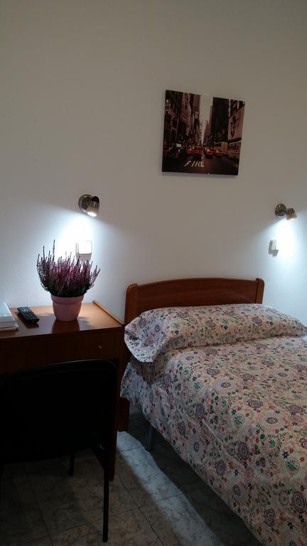 Hostal Angelines Madrid Exterior foto