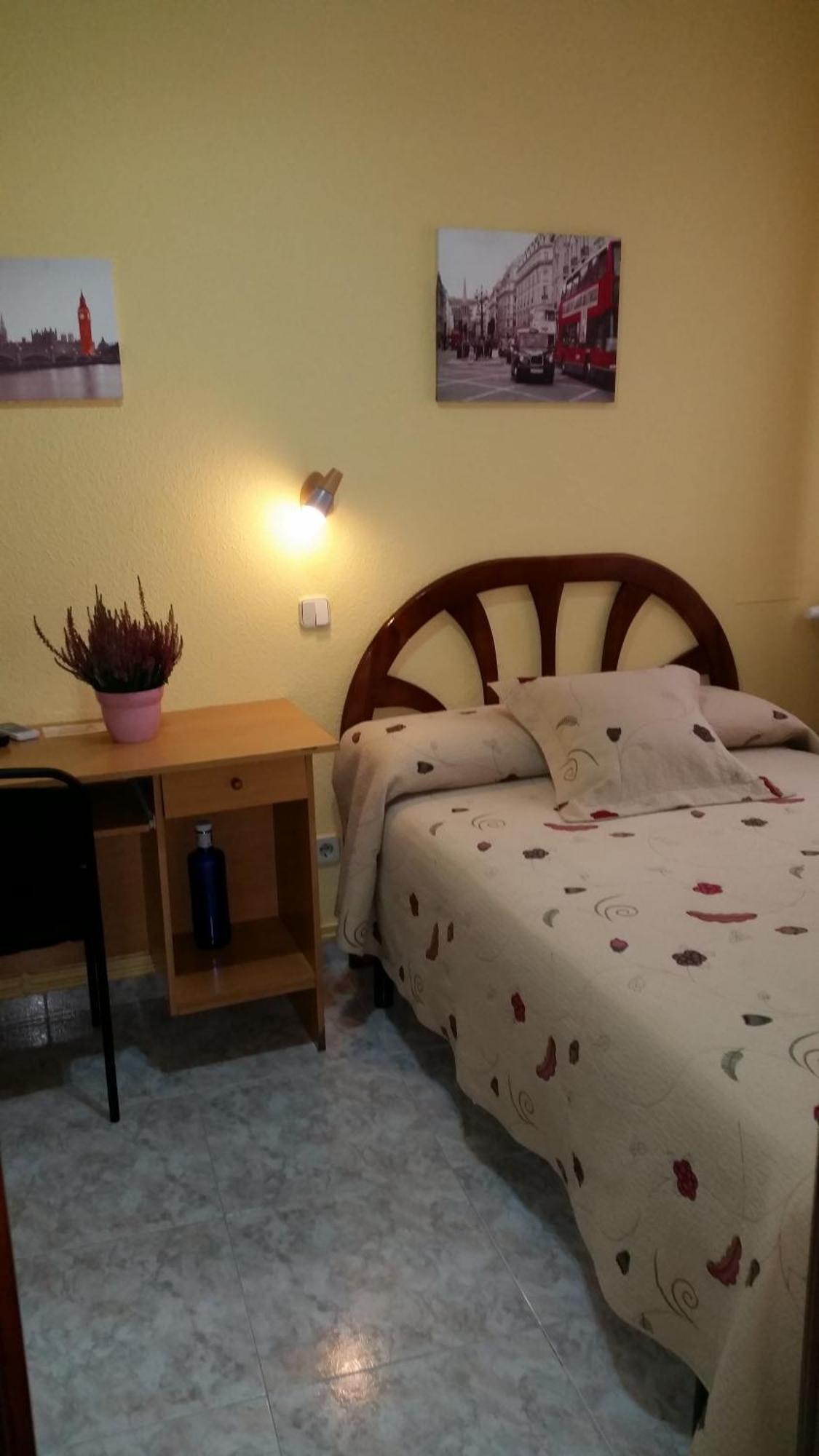 Hostal Angelines Madrid Exterior foto