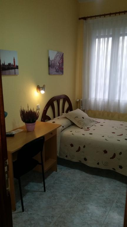 Hostal Angelines Madrid Exterior foto