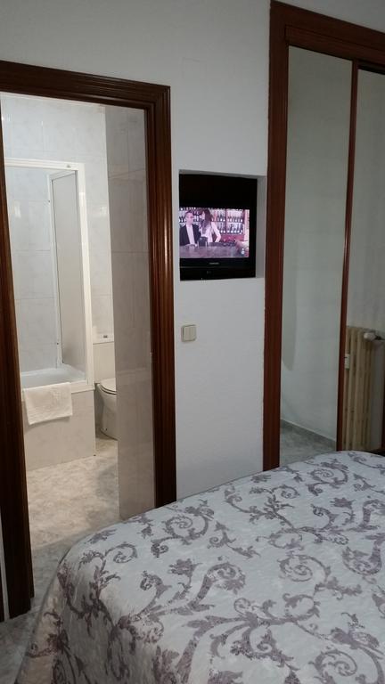 Hostal Angelines Madrid Exterior foto