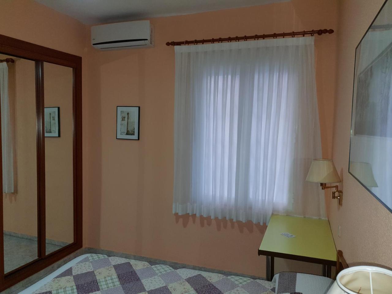 Hostal Angelines Madrid Exterior foto