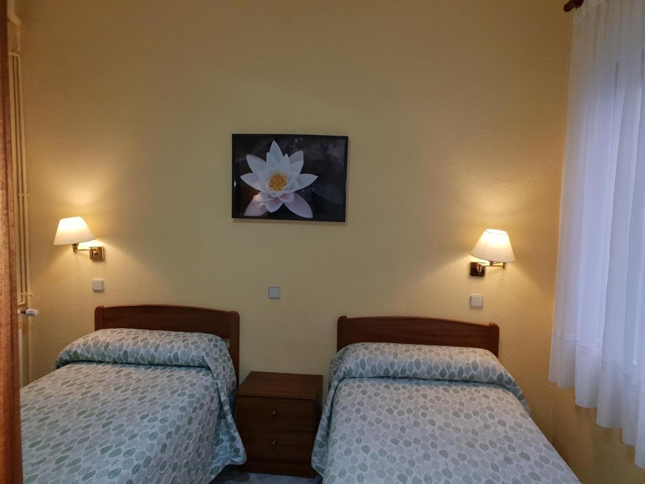 Hostal Angelines Madrid Exterior foto