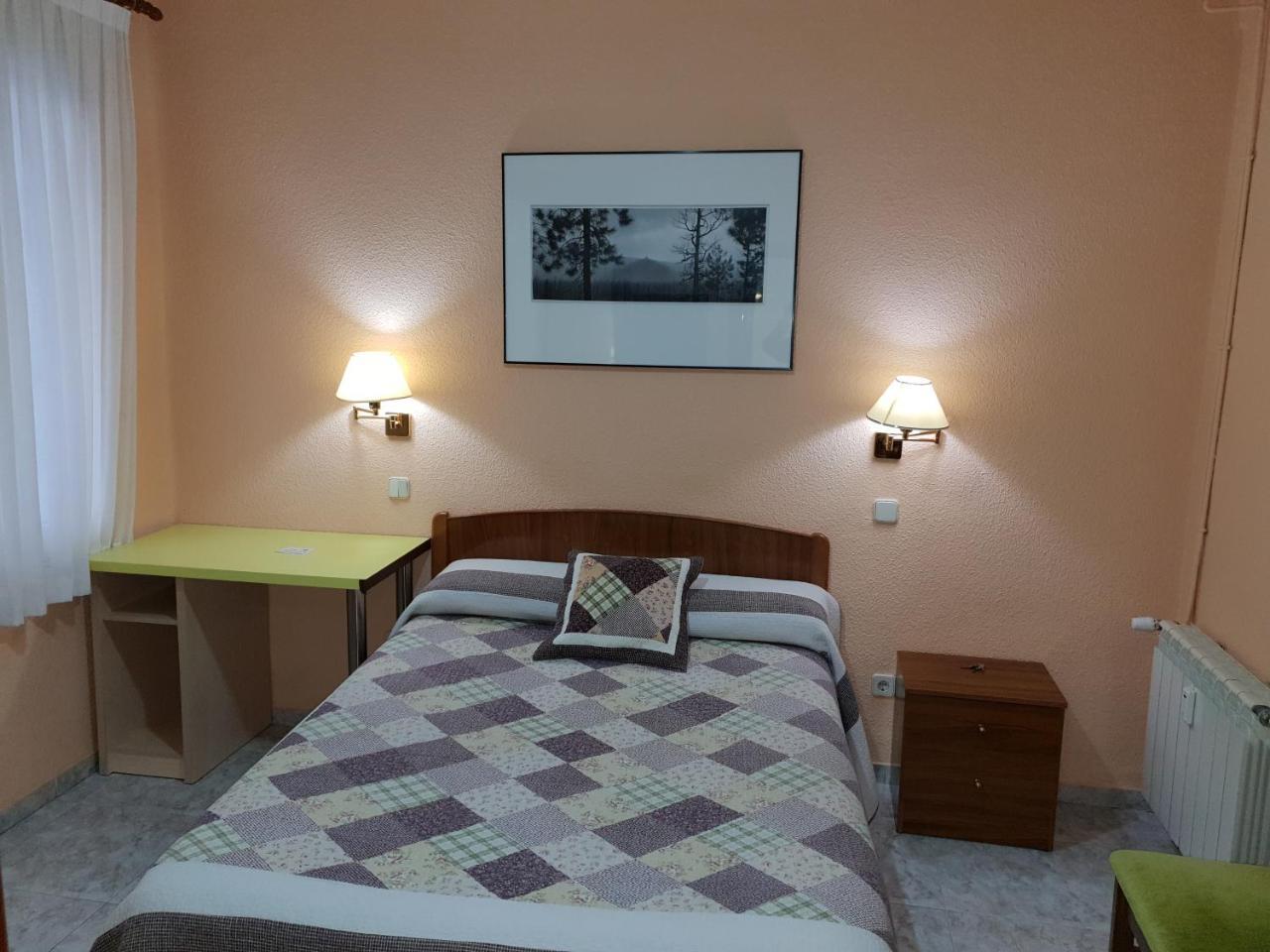 Hostal Angelines Madrid Exterior foto