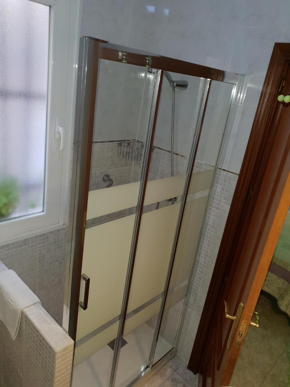 Hostal Angelines Madrid Exterior foto