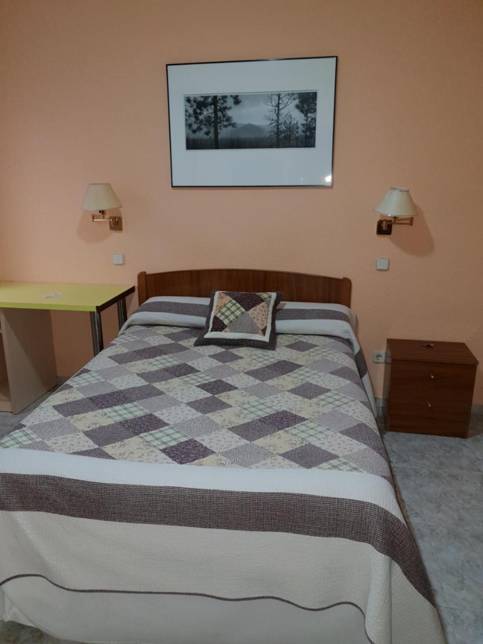 Hostal Angelines Madrid Exterior foto
