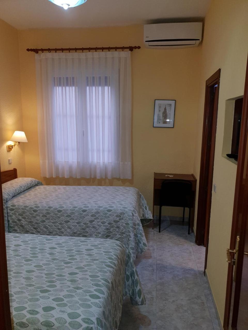 Hostal Angelines Madrid Exterior foto