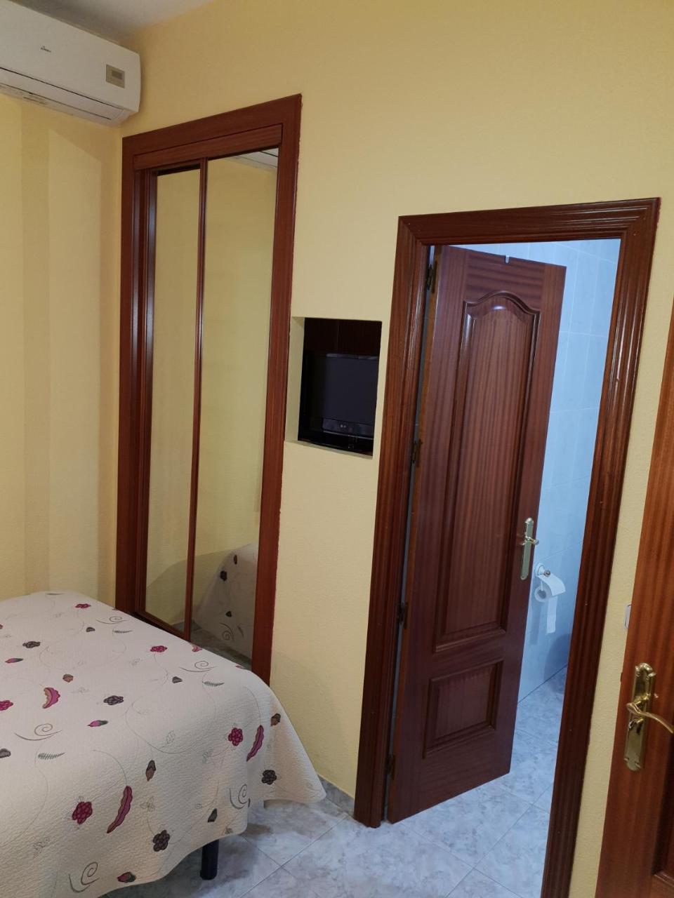 Hostal Angelines Madrid Exterior foto