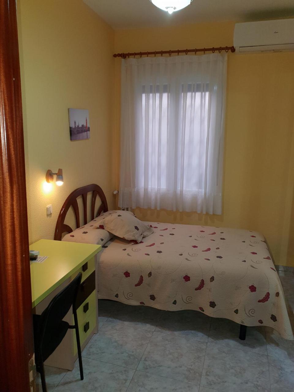 Hostal Angelines Madrid Exterior foto